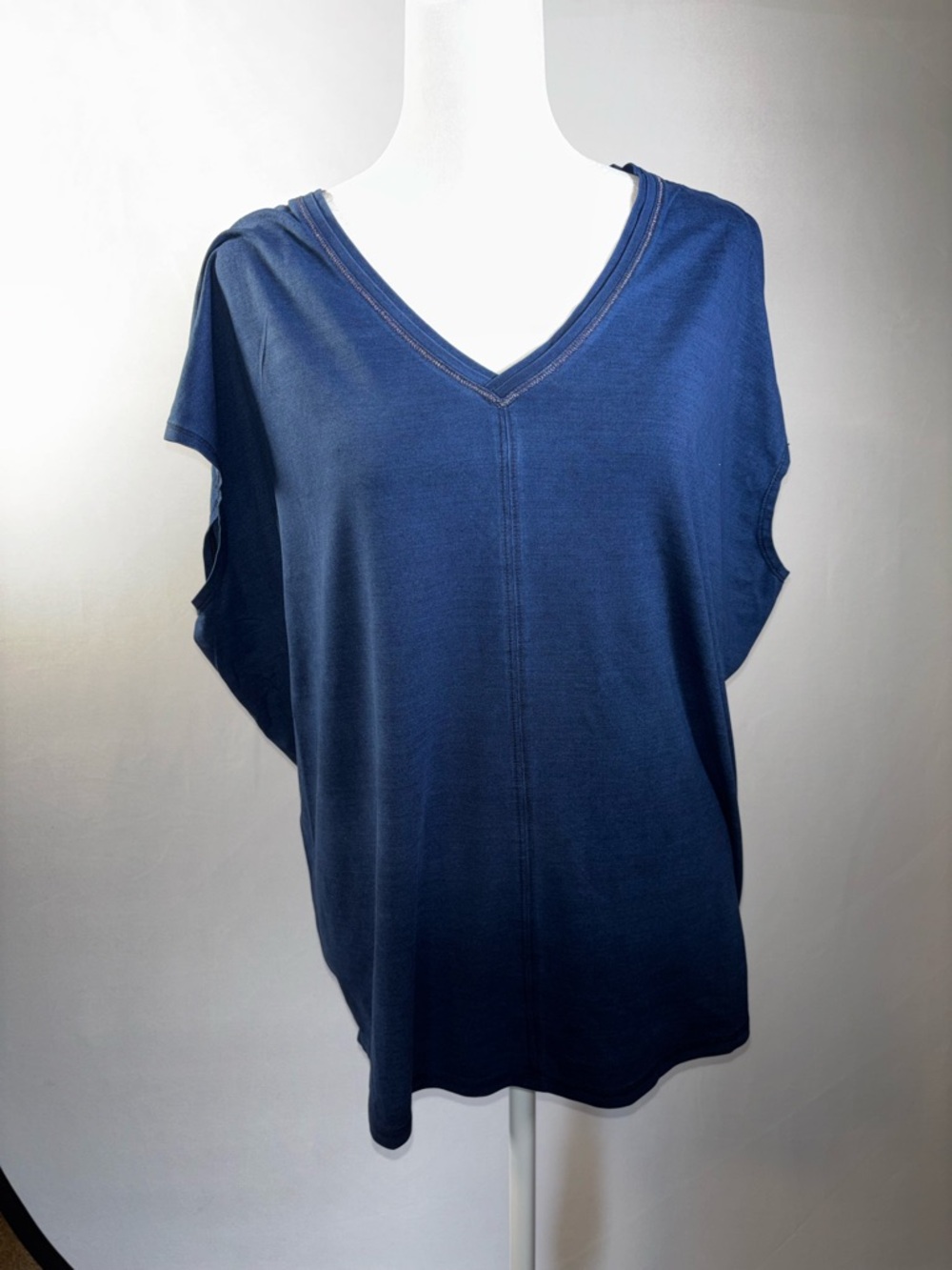 White House  Black Market Jetsetter Tee Size Large NWT